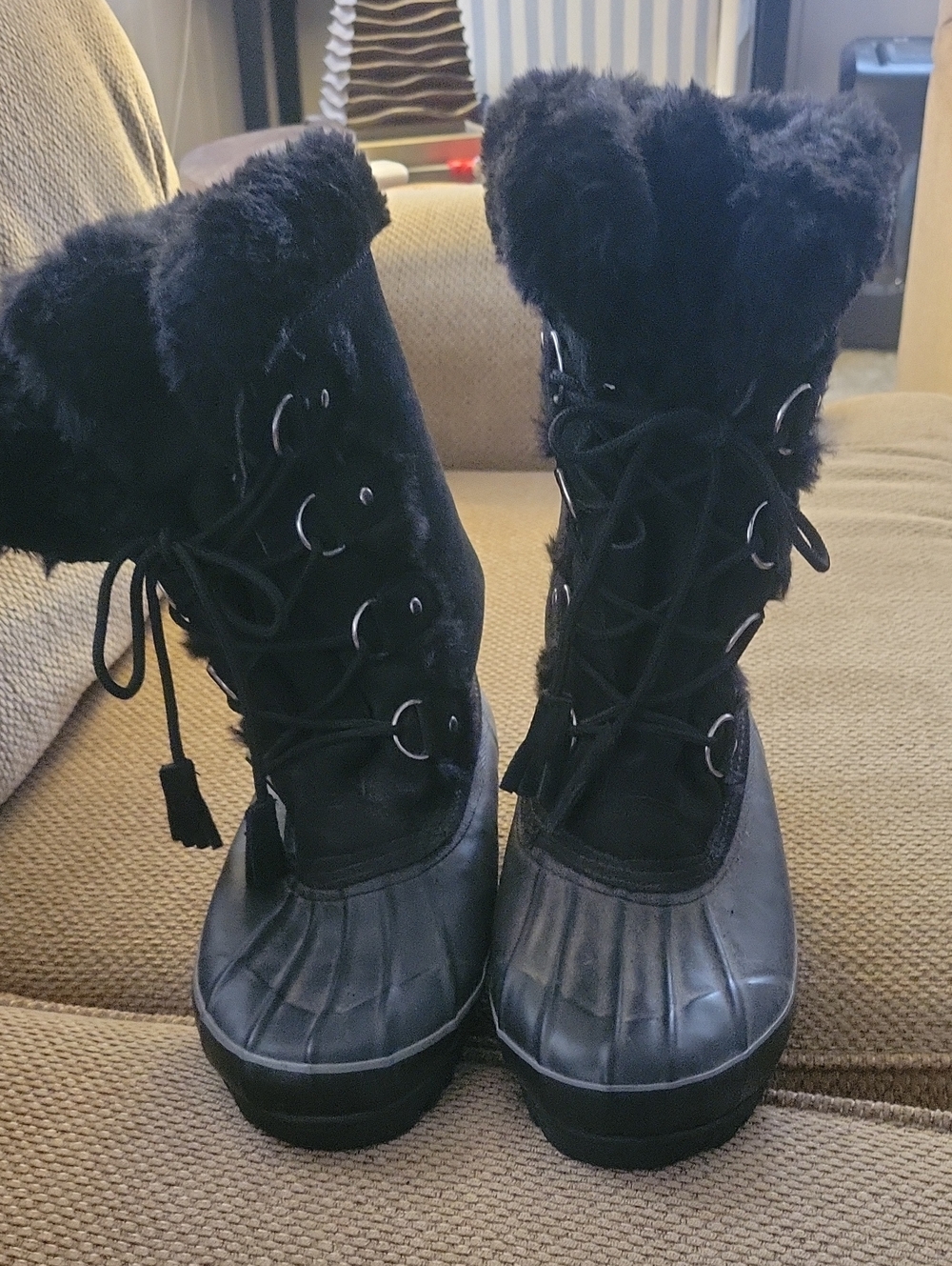 Khombu brand Women's Black Faux Fur Lace-Up Winter Boots Size 11